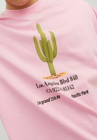 T-shirt en coton rose avec un graphique de cactus vert, accompagné du texte "Los Angeles Blvd 840, CA 92220-85142" et "Le grand 25ft RV Pacific Park."