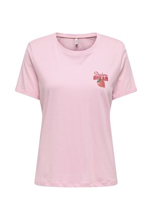 Lichtroze T-shirt met korte mouwen, ronde hals en kleine rode tekst "Strawberry Dream" met aardbei-afbeelding op de linkerbovenborst.