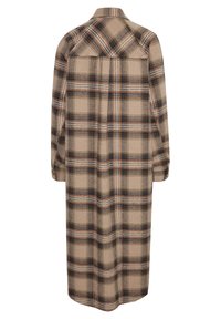 Lång skjortklänning i beige med mörkbrunt, orange och blått rutmönster. Har krage och knäppta manschetter. Mjuk tygstruktur.