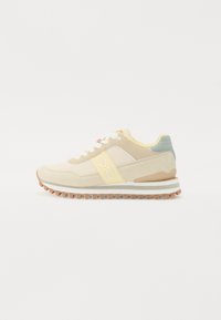Lette joggesko med en blanding av beige og pastellfarger, en polstret såle og teksturerte paneler med logo-detaljer.
