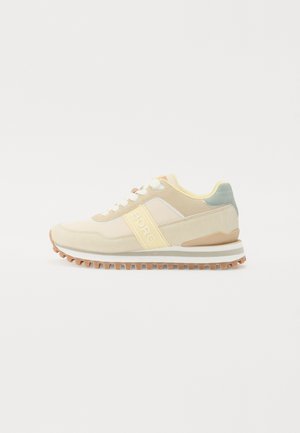 Lichte sneakers met een mix van beige en pastel accenten, een gevoerde zool en textuurpanelen met logo-details.