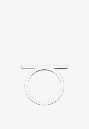 Okrągły pierścień ze srebrnego metalu z prostym, poziomym prętem na górze. Gładka, błyszcząca powierzchnia, minimalistyczny design, nowoczesna estetyka.