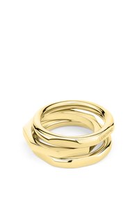 Bague empilables en ton or avec des surfaces lisses et brillantes. Comprend un design torsadé et des accents angulaires, créant un look en couches.