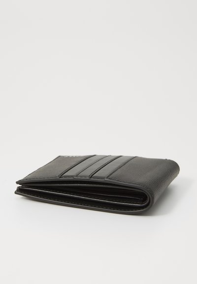 Svart lommebok laget av teksturert syntetisk materiale, med flere kortspor, en brettet design og minimal merking på overflaten.