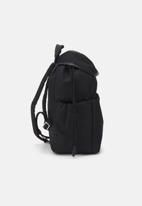 Černý batoh s polstrovaným tělem, nastavitelnými popruhy, zavíráním na šňůrku a hladkou, elegantní texturou. Minimalistický design bez viditelných log.