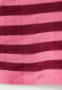 Tissu tricoté texturé avec des rayures horizontales alternées en rose et rouge foncé, présentant des motifs rectangulaires en relief sur toute la surface.