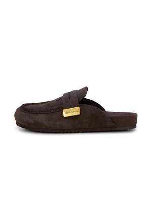 Dunkelbrauner Slipper aus Wildleder mit einer goldfarbenen rechteckigen Marc O’Polo-Logoplakette an der Seite und Gummisohle.