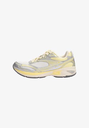 Lichtgrijze en gele sportschoen met meshdetails, gevoerde zool en veters, gezien vanaf de buitenkant op een witte achtergrond.