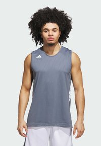 T-shirt de sport sans manches gris en tissu respirant, avec des rayures blanches sur les côtés et un petit logo blanc sur l'épaule gauche.