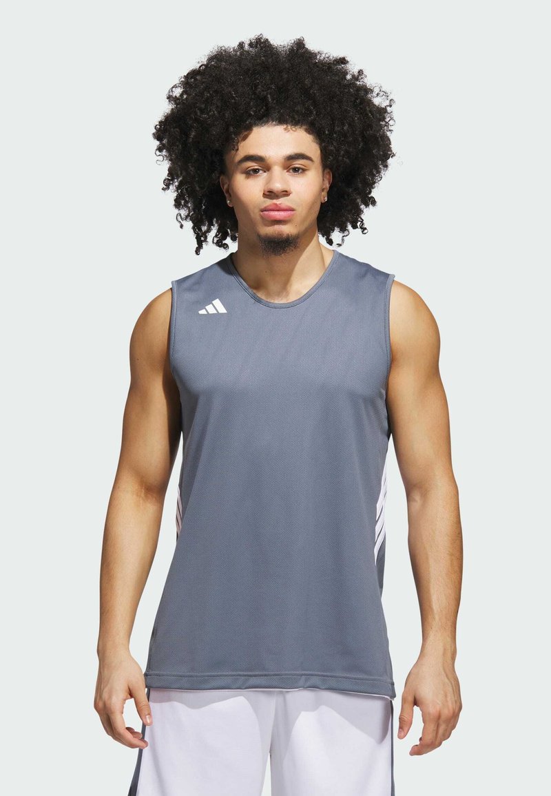 T-shirt de sport sans manches gris en tissu respirant, avec des rayures blanches sur les côtés et un petit logo blanc sur l'épaule gauche.