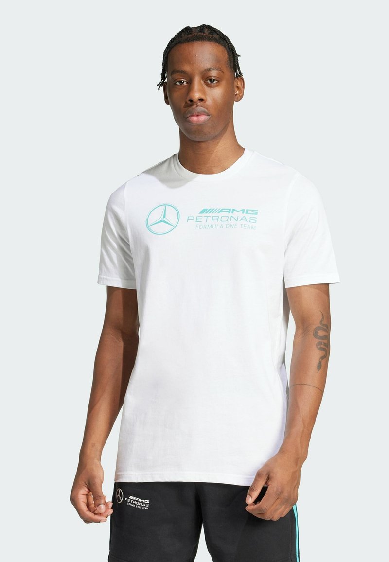 Camiseta blanca de manga corta con el logo turquesa del equipo AMG Petronas de Fórmula Uno. Fabricada en suave algodón y con un clásico cuello redondo.