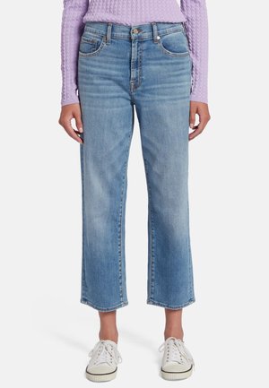 Jean cropped en denim bleu clair avec une coupe droite, ourlet effiloché, style à cinq poches et légères décolorations.