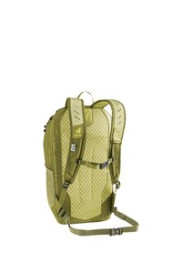 Mochila verde con un diseño texturizado en forma de panal, correas de malla ajustables y múltiples compartimentos, con acentos de marca y hebillas.