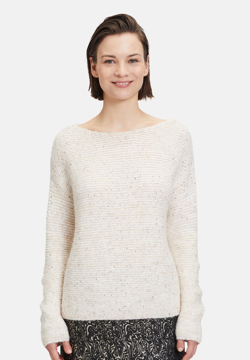 Helles beige gestricktes Sweater mit weitem Ausschnitt, langen Ärmeln und einem strukturierten Muster. Verfügt über dezente Sprenkel und eine lässige Passform.