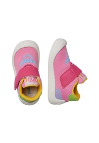 Rosa Kinderschuhe mit Mesh-Obermaterial, weißen Gummisohlen und Klettverschluss. Funktionen bunte Akzente in gelben, grünen und blauen Mustern.
