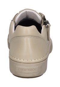 Beige nahkakengät miehille, joissa on sileä pinta, pyöreä kärki, näkyvät ompeleet ja sivuvetoketju. Merkitty "Josef Seibel" -logolla pohjassa.