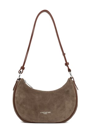 Borsa a forma di mezzaluna in suede marrone con tracolla in pelle regolabile e zip argentata, con logo Lancaster Paris sul fronte.