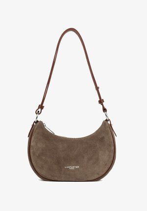 Bruine suede halve maan handtas met verstelbare leren schouderband en zilveren rits, met daarin het logo van Lancaster Paris op de voorkant.