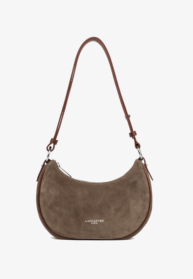 Sac à main en suède marron en forme de croissant avec une bandoulière en cuir réglable et une fermeture éclair argentée, arborant le logo Lancaster Paris sur le devant.