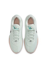 Baskets de sport vert clair avec une tige en maille, des lacets blancs, un logo swoosh noir et une semelle rose. Comprend des trous de ventilation pour la respirabilité.