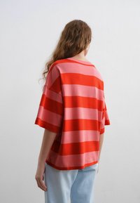 Next RELAXED FIT CREW NECK - Camiseta estampada - red pink