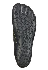 Semelle de chaussure en caoutchouc noir avec un motif de semelle prononcé, présentant de petites touches jaunes et des trous de drainage circulaires le long de la zone de l'arche.