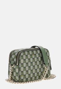 Borsa a tracolla verde con motivo a catena. Presenta una combinazione di disegni vegetali e geometrici, chiusura con zip e dettagli dorati.