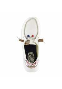 Scarpa slip-on bianca con accenti beige, perline decorative rosse e blu, e dettagli laterali a motivo. Presenta un logo sulla soletta interna.
