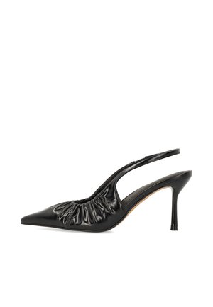 Talons à brides arrière noires avec un bout pointu, texture plissée sur le devant, et un talon aiguille effilé. Matière en cuir lisse.