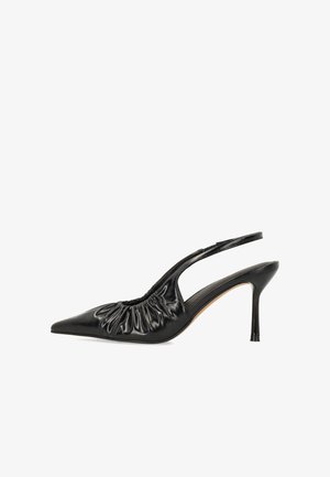 Zwarte slingback hakken met een puntige neus, geplooide textuur over de vamp en een taps toelopende stiletto hak. Van soepel leer.