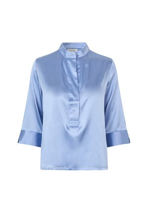 Himmelblaues Satinbluse mit Stehkragen, Dreiviertelärmeln mit Manschettenakzenten und einer vorderen Knopfleiste. Weiche Textur.