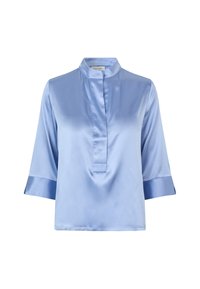 Lichtblauw satijnen blouse met een staande kraag, driekwartmouwen met manchetten en een knoopsluiting aan de voorkant. Glad textuur.