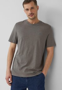 Grijs T-shirt met korte mouwen, gemaakt van zacht materiaal, met een ronde halslijn en een subtiele logodetail in een donkere tint op de borst.