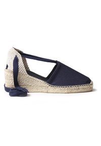 Espadrille en toile marine avec un talon en jute tissé et des liens à la cheville, présentant une semelle en corde de jute et un design à bout rond.