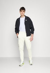 Jordan AIR CREW - T-shirt estampada - white/dark marina blue