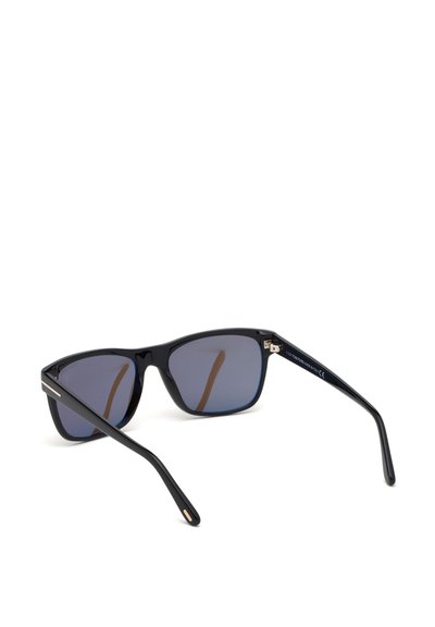 Gafas de sol de plástico negro con lentes teñidos de azul, de forma rectangular y con patillas delgadas que presentan detalles en dorado.