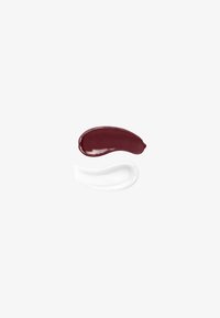 Dos muestras de crema cosmética sobre fondo blanco, una burdeos oscuro y una blanca translúcida con brillo.