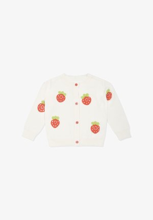 Cardigan en tricot blanc avec six appliqués de fraises rouges et des tiges vertes ; présente un col rond et des boutons roses sur le devant.