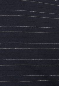 Mörk marinblått tyg med tunna, jämnt fördelade horisontella silvermetalliska ränder som bildar ett subtilt skimrande mönster.