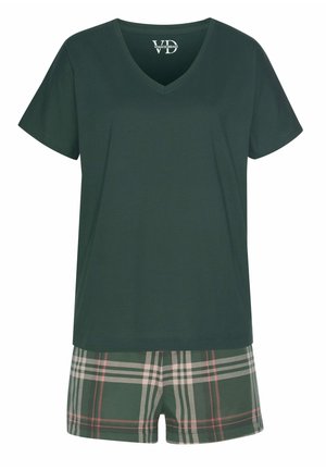 Grünes Baumwoll-V-Ausschnitt-T-Shirt, kombiniert mit karierten Shorts in Grün-, Beige- und Rottönen. Die Shorts haben eine lockere Passform und eine weiche Textur.
