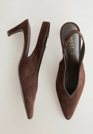 Cizme maro din suede, cu toc slingback, vârful ascuțit, talpă interioară captusită și toc subțire. Include un detaliu decupat pentru ventilație.