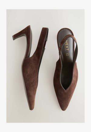 Rjave nobene slingback pete s koničastim nosom, mehko oblazinjenim notranjim delom in ozkim petelim. Imajo izrezovanje za prezračevanje.