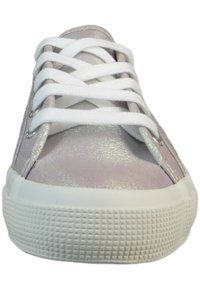 Baskets rose clair avec une finition brillante, lacets blancs et semelle en caoutchouc texturée. Comprend des œillets en métal et une forme à bout arrondi.