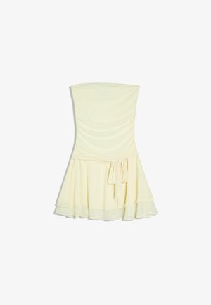 Schulterfreies hellgelbes Minikleid mit gerafftem Oberteil, einem Bindegürtel in der Taille und einem mehrlagigen, fließenden Rock.