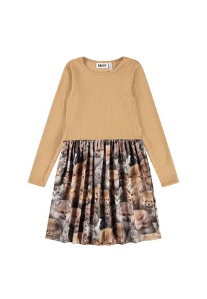 Beige langærmet kjole med plisseret nederdel med et realistisk print af forskellige hunde- og katteansigter i afdæmpede toner.