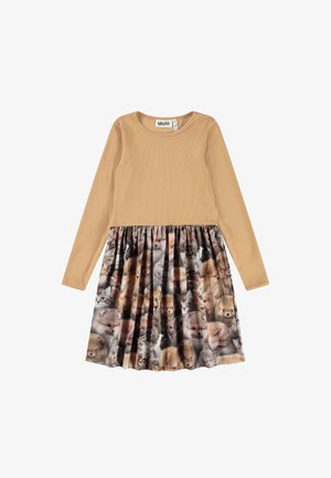 Beige langærmet kjole med plisseret nederdel med et realistisk print af forskellige hunde- og katteansigter i afdæmpede toner.