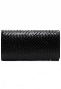 Portafoglio in pelle nera con texture intrecciata, forma cilindrica e finitura liscia. Presenta un design elegante e minimalista senza hardware visibile.