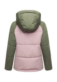 Gevoerde jas met een groene capuchon en mouwen; roze lichaam; gevoerd textuur; elastische manchetten; achteraanzicht dat het kleurblokontwerp toont.