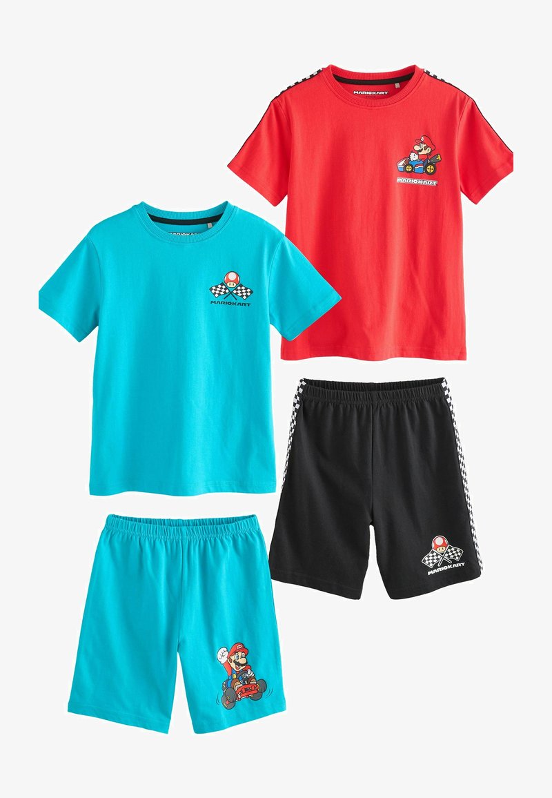 To sæt af børnetøj med Mario Kart-tema: en blå skjorte og shorts med print af svampe og Mario, der kører bil, og en rød skjorte og sorte shorts med lignende logoer.