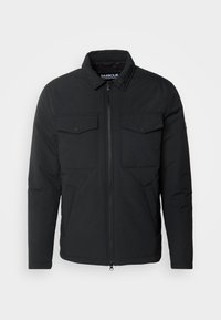 Schwarze gepolsterte Jacke mit Kragen, Vorderreißverschluss, zwei Brusttaschen und seitlichen Taschen; glatte Textur, minimalistisches Design.